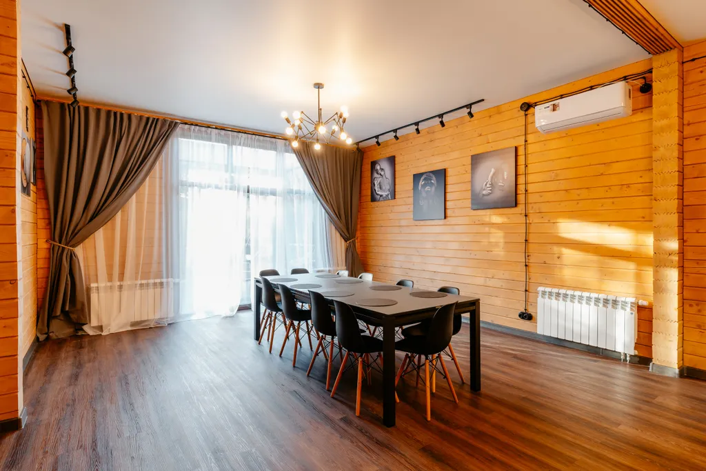 Большой дом в вековом лесу