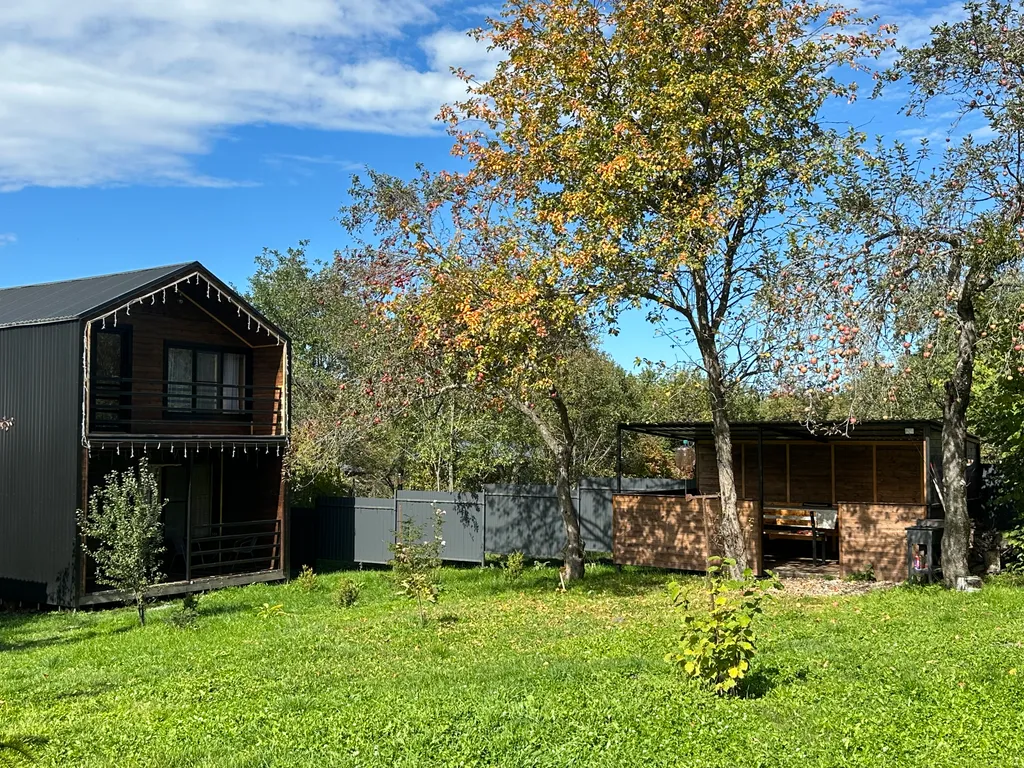 Двухэтажный коттедж с видом на лес