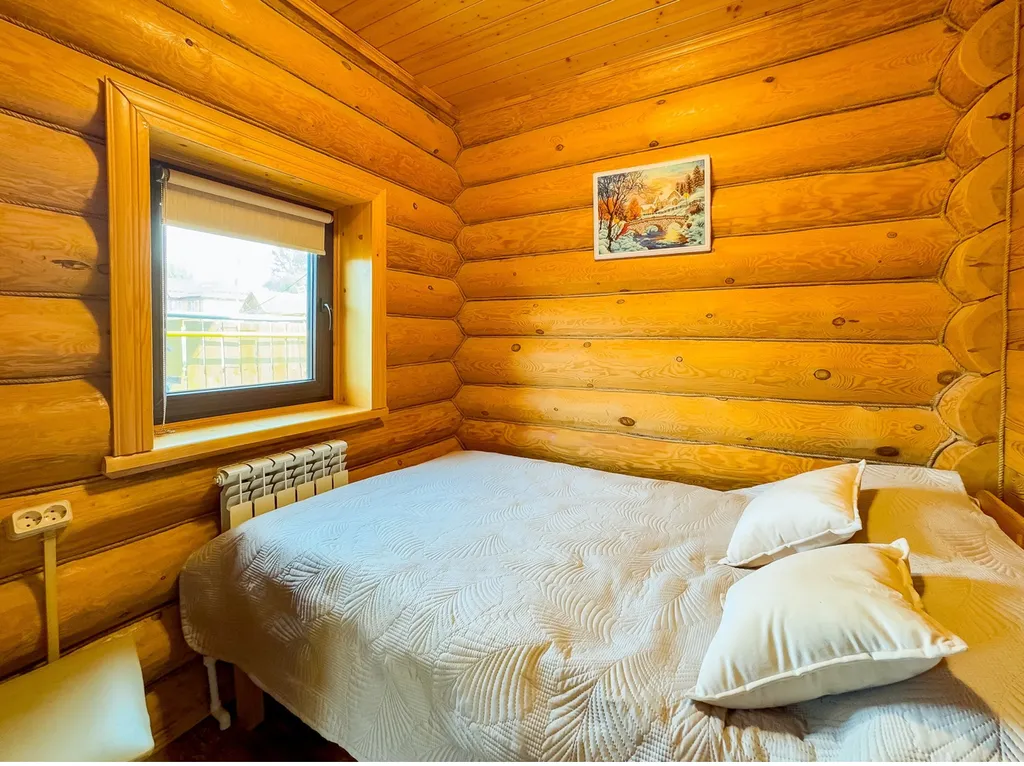 Уютный деревянный дом рядом с живописным озером