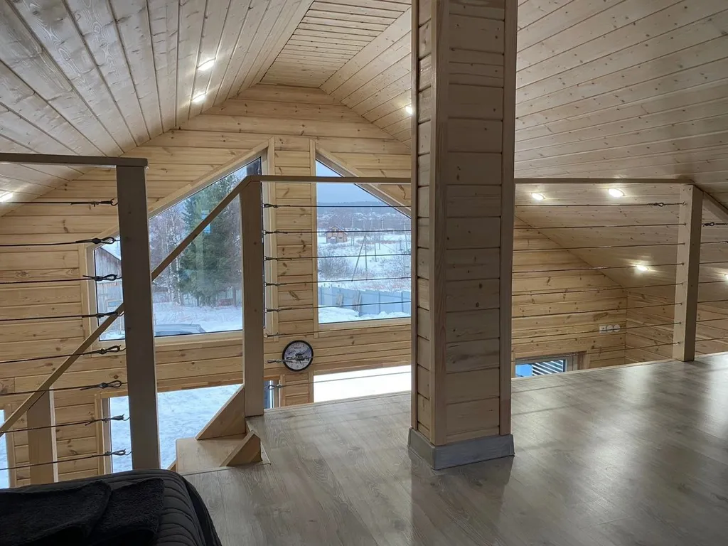 Дом с панорамными окнами и видом на озеро