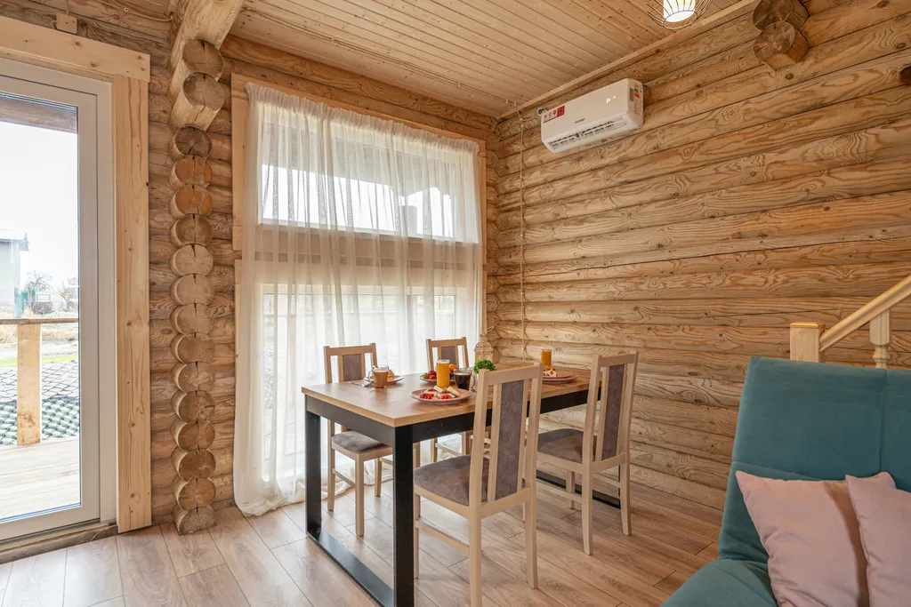 Сруб на озере