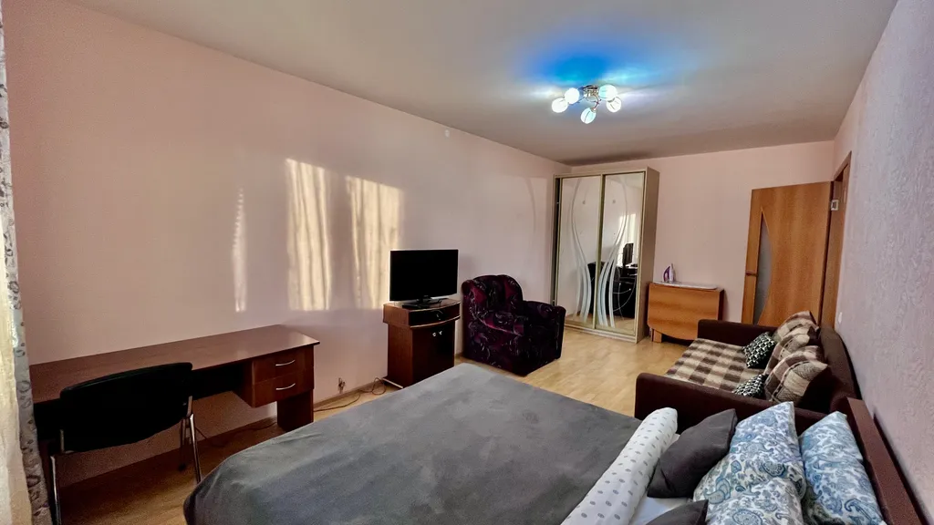 Уютная квартира с красивым видом на озеро с лоджии,недалеко от центра