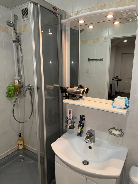 On two levels with two bathrooms