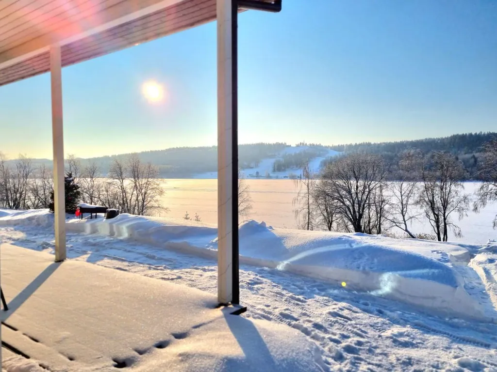 Коттедж Коттедж на берегу озера с видом на горнолыжный курорт и сауной внутри — Заозерный