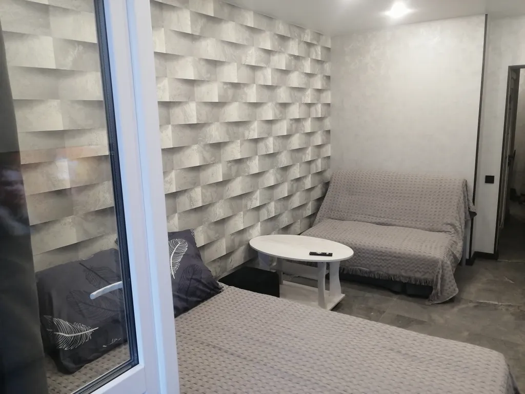 Современная студия с отдельной кухней в новостройке