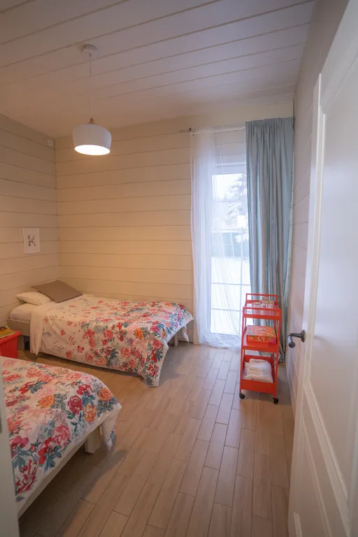 Дача с красными карпами с баней и чаном