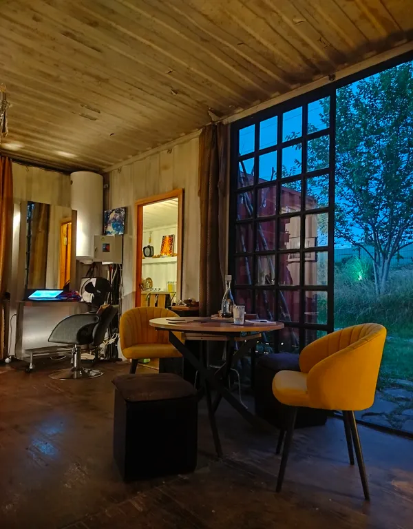 Уютная комната глэмпинг на творческой даче из морских контейнеров