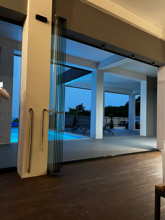 Gide villa посреди леса с видом на море