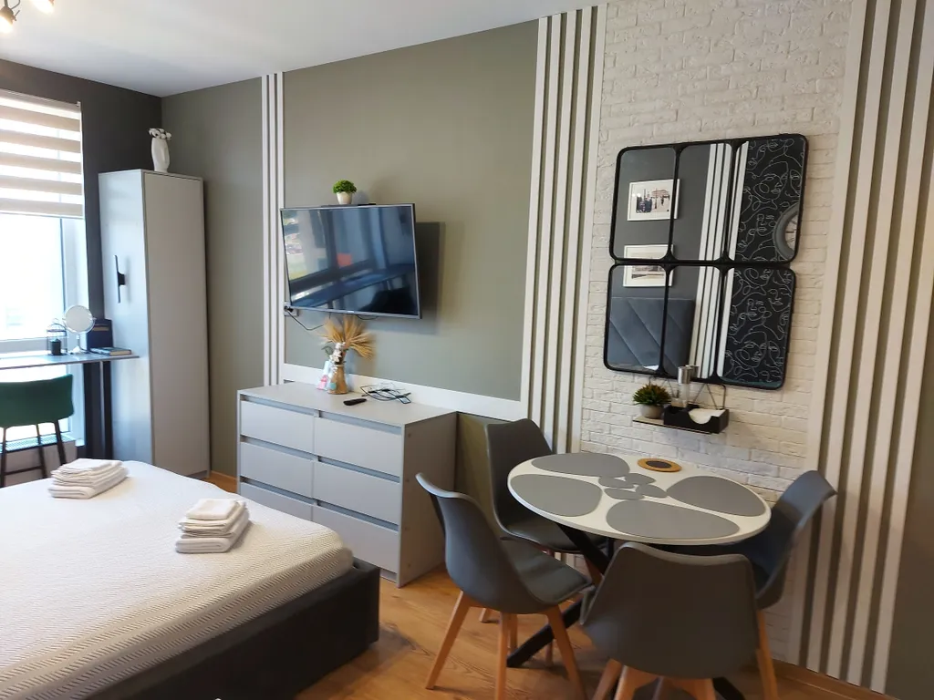 Студия с барной стойкой у окна