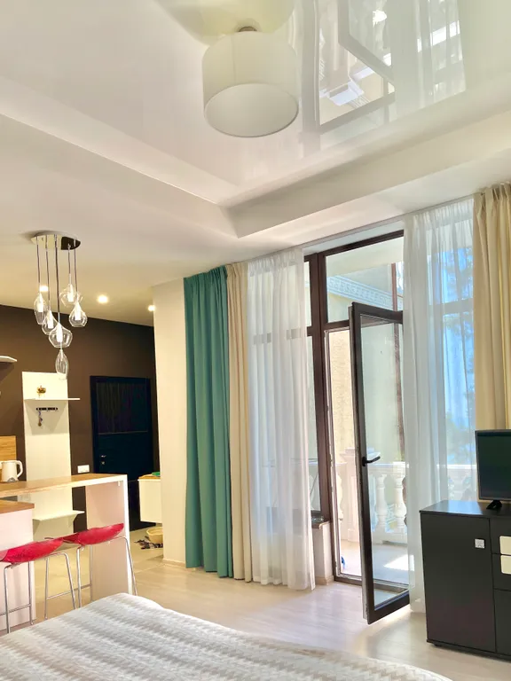 Апартаменты с террасой в тени вековых кедров с видом на море