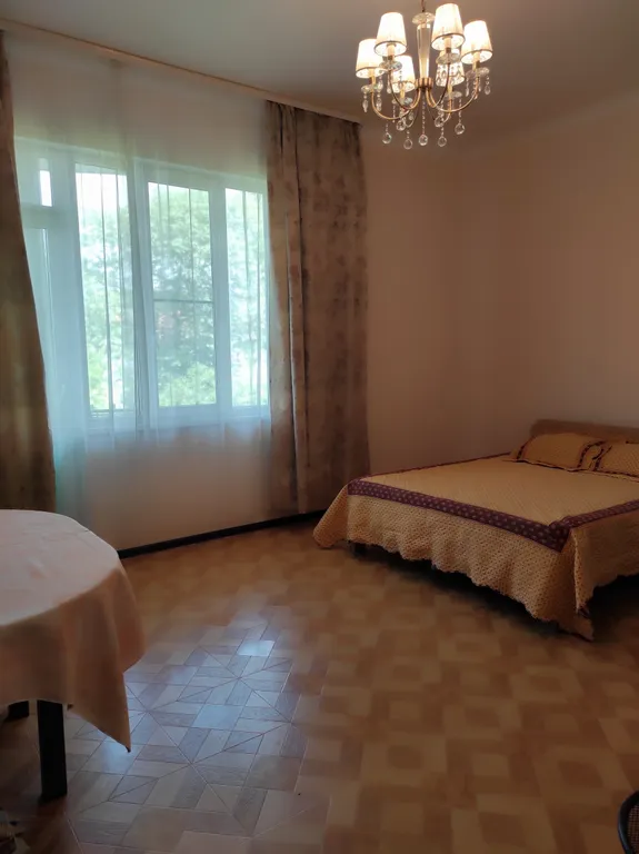 Светлая, просторная комната с выходом на балкон