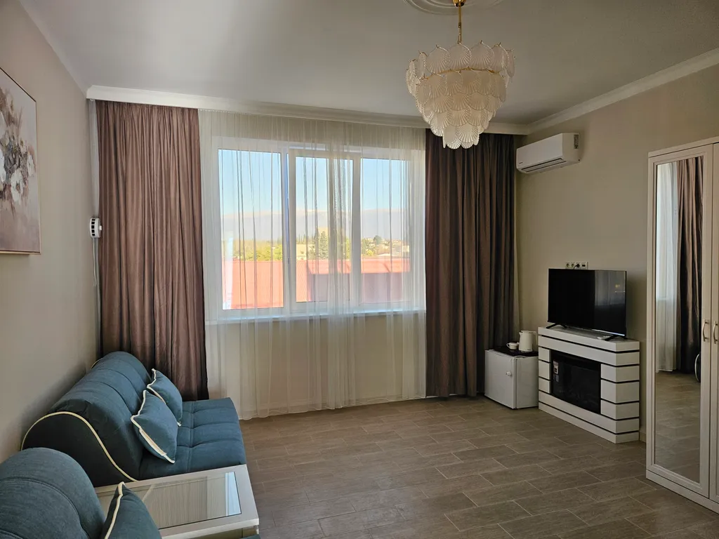 Люкс с балконом и видом на море в отеле Атлас