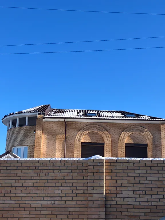 Трехэтажный коттедж с бассейном на берегу Волги