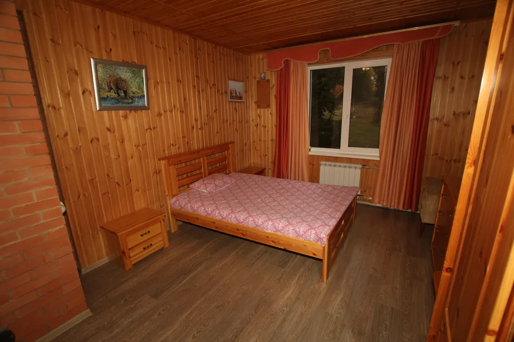 Шикарный дом находится на берегу озера, окруженный хвойным лесом