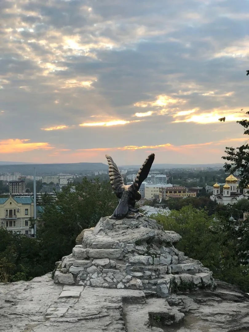 Скульптура Орла на горе Горячей 