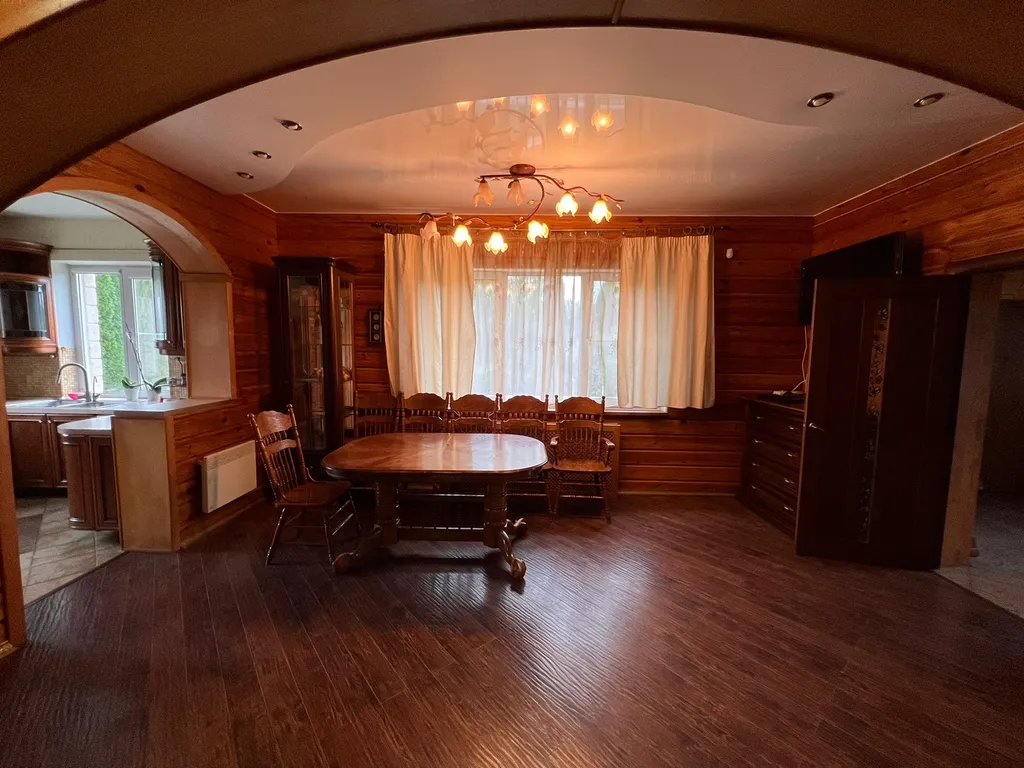 Деревянный коттедж с баней на берегу реки