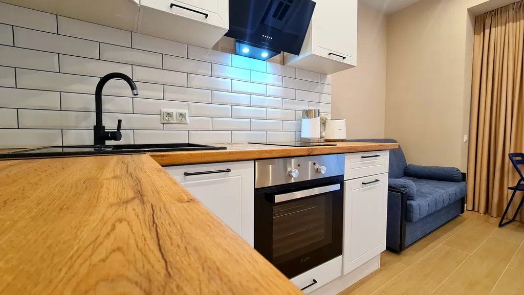 Квартира-студия с изолированной спальней и балконом в приморском парке