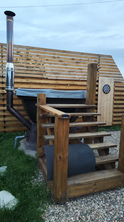 Домик для пар, чаном на дровах и видом на березовый лес в МО.