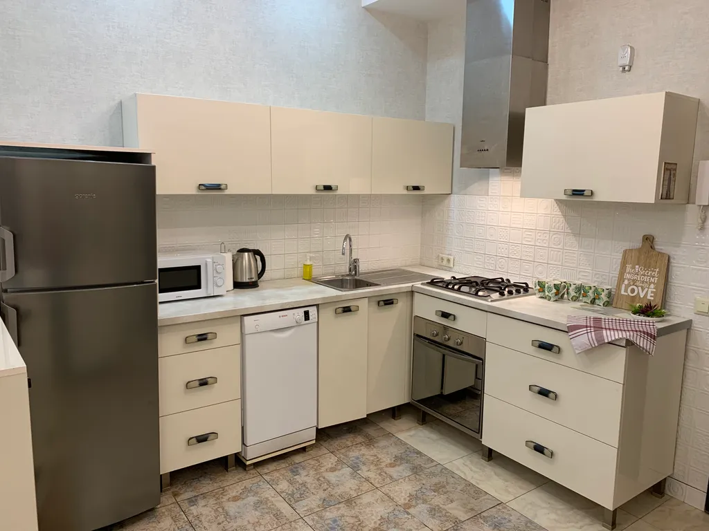 Трёхкомнатная квартира с 2 отдельными спальнями в самом центре тбилиси