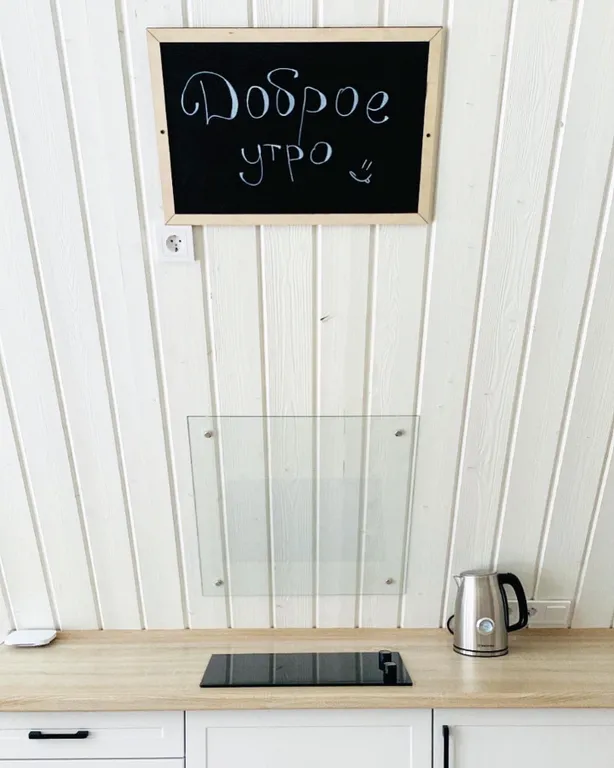 Уютный дом шалаш в лесу