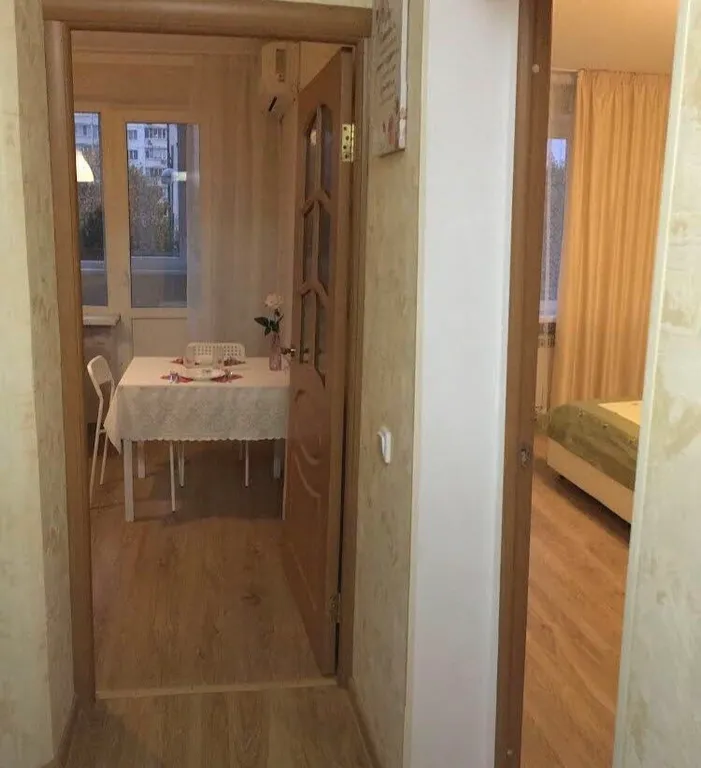 Апартамент с видом на бульвар, храм