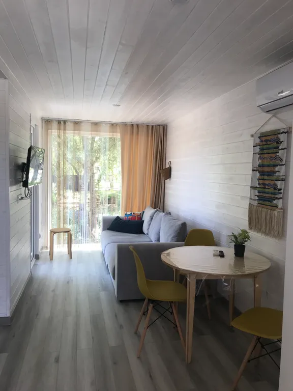 Дом возле озера с 2 террасами и отдельной спальней