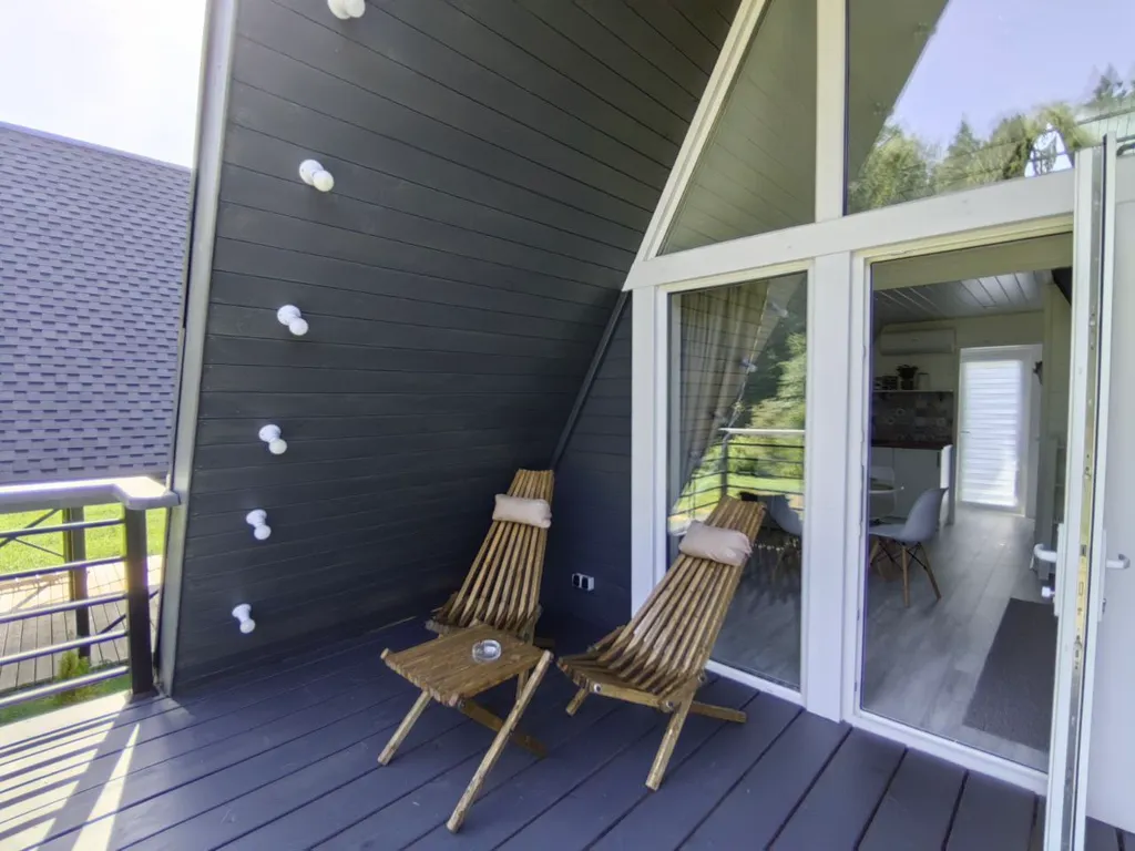 Дом в стиле a-frame с чаном на террасе