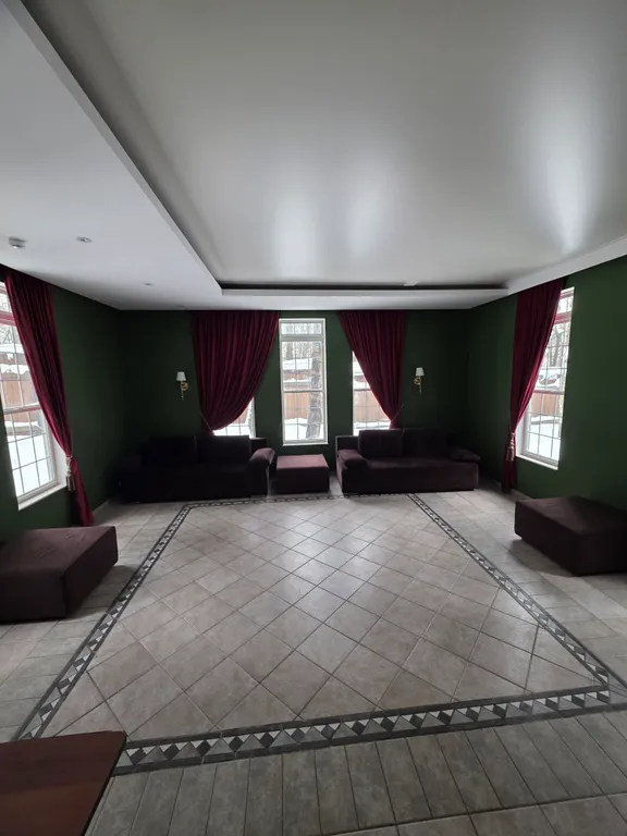 Загородный дом с бассейном и банкетным залом