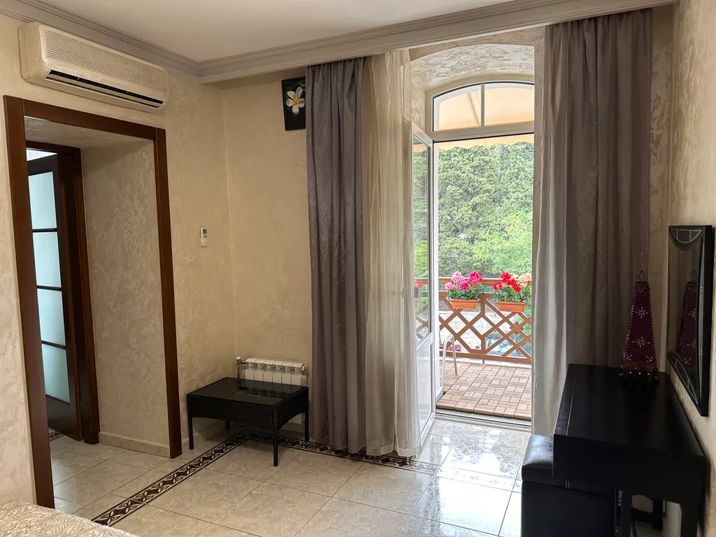 Апартаменты на набережной люкс шоколад двухкомнатный с балконом