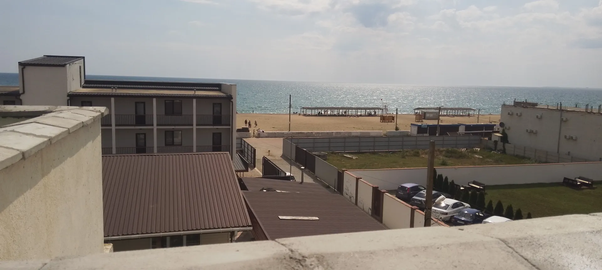 Вид с террасы дома на море и пляж.