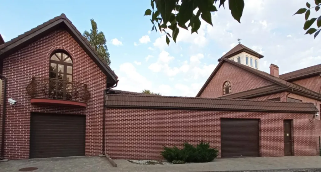 Дом "Вромса" на Хлебной - новый, брутальный, спокойный, комфортный.