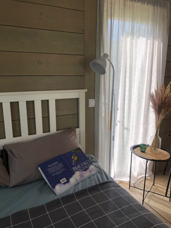 Атмосферный дом с камином около леса