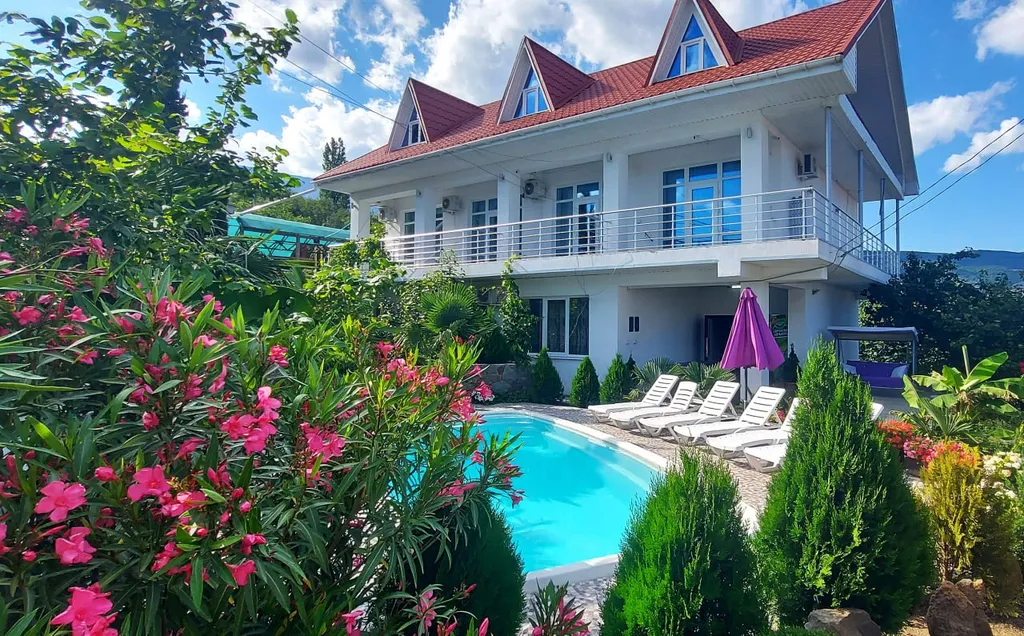 Дом с бассейном в районе Артека и горы Аю-Даг