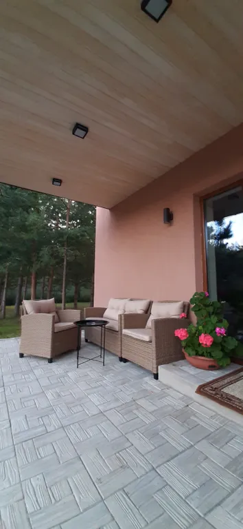 Большой загородный дом