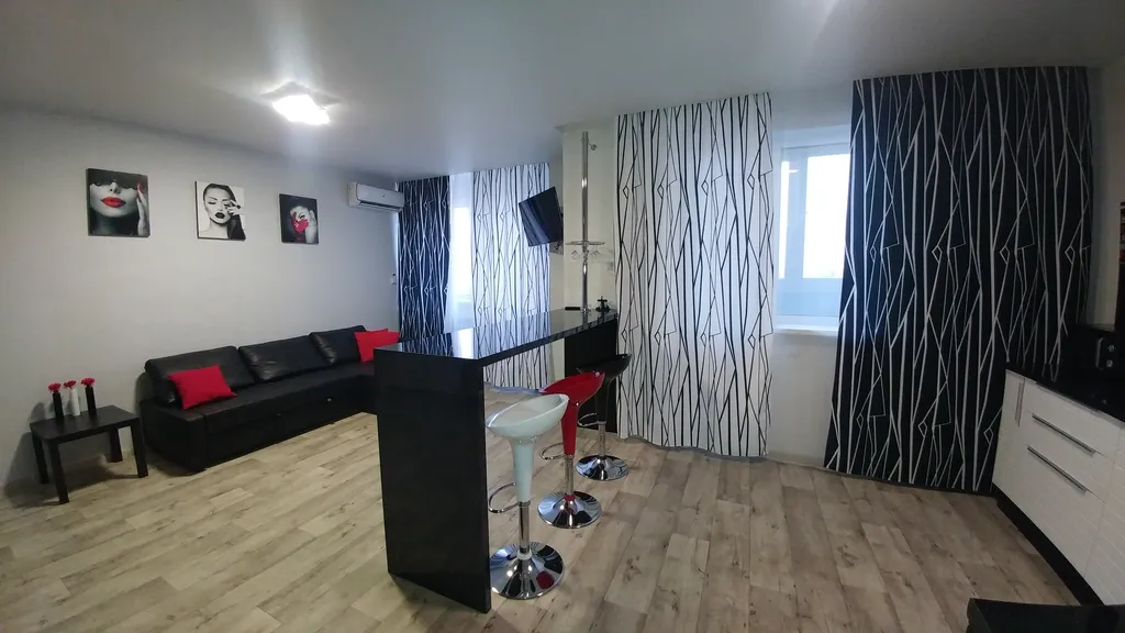 Комфортабельная уютная студия с современным дизайнерским ремонтом