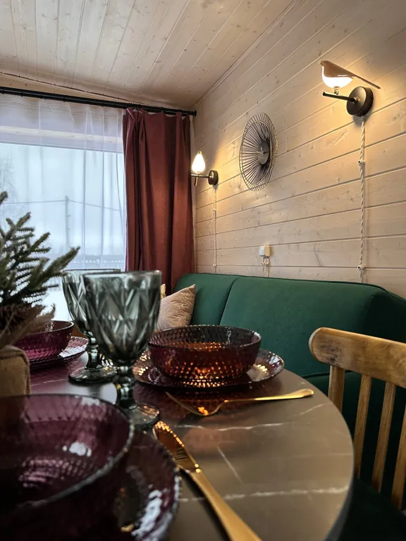 Стильный Красный дом у реки