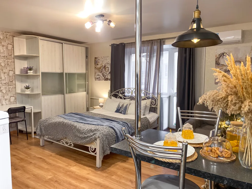 Студия с ёлочкой и балконом в центре города