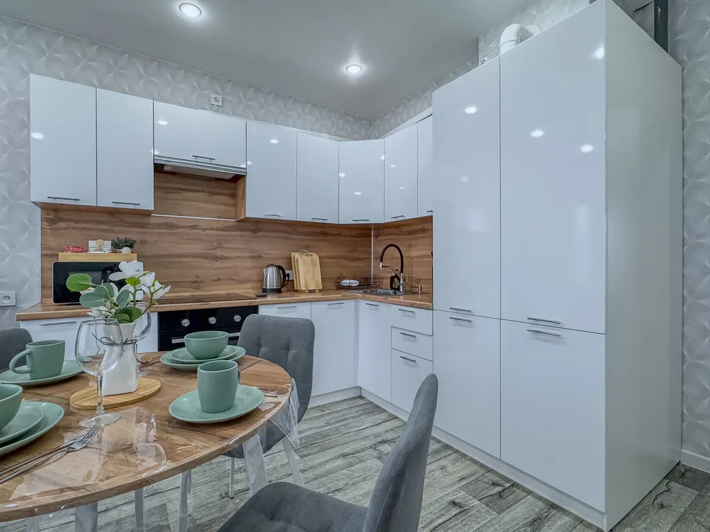 Просторная квартира с кухонной зоной и лоджией