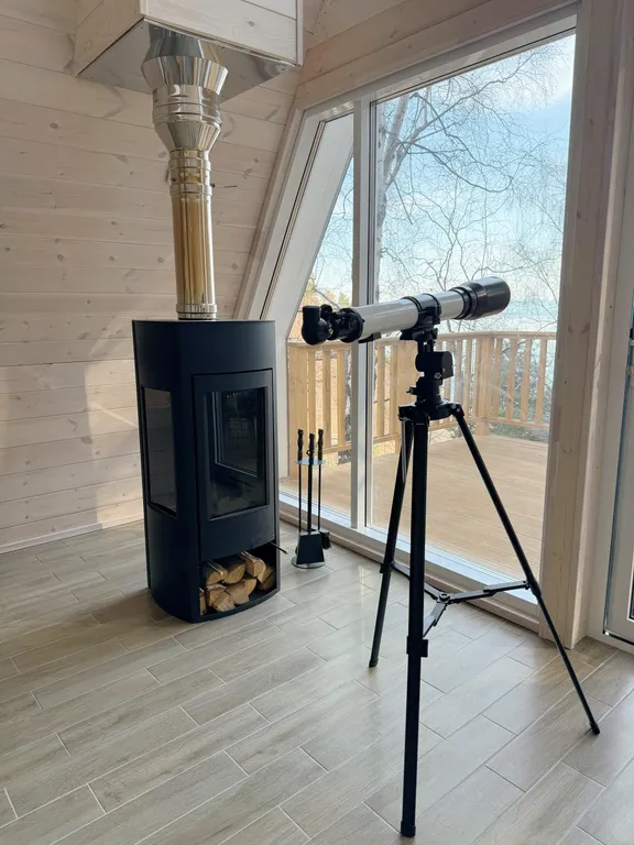 Домик на холме с видом на Байкал