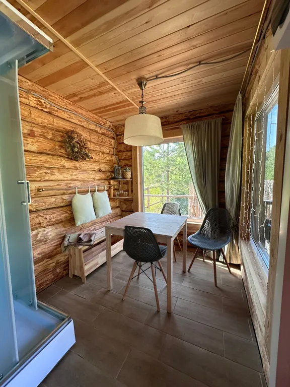 Темный домик на опушке леса