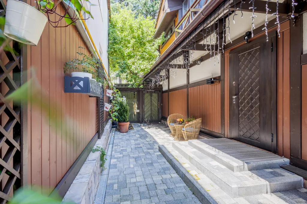 Дом у сквера в центре Поляны