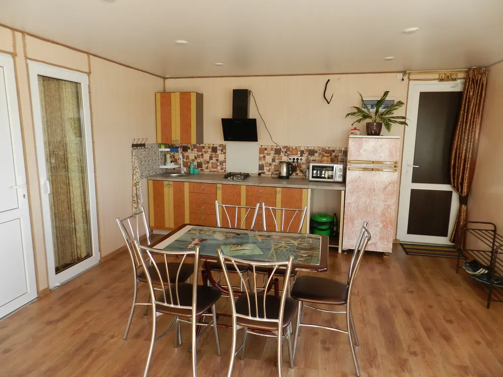 Домики на пляже Золотой Якорь с видом на море