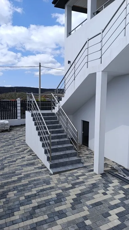 Дом с бассейном и с видом на море и горы