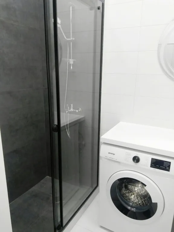 Дизайн-студия со стеклянной спальней