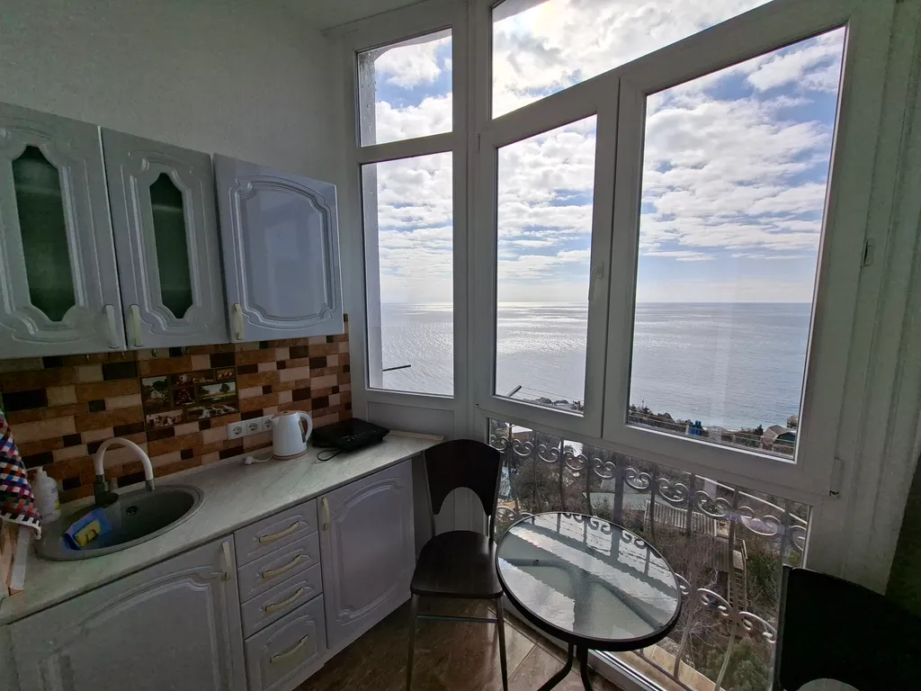 Лазурный Батилиман в 150 метрах до пляжа