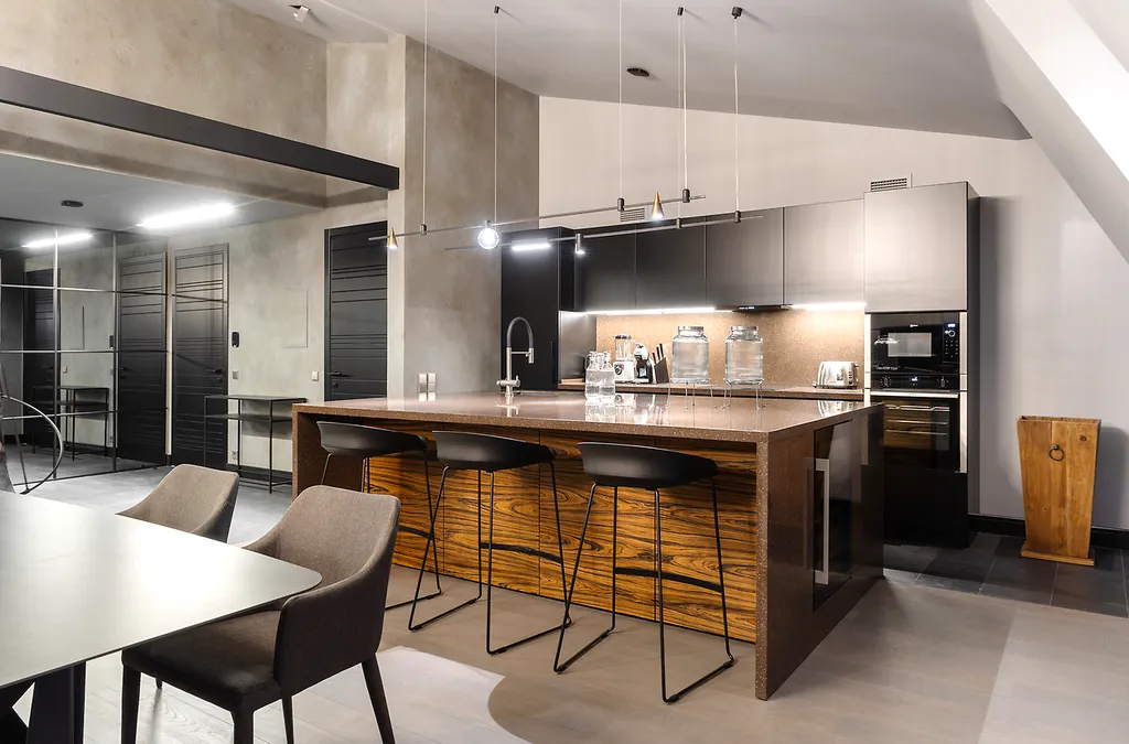 Потрясающая Mанcаpдa c тpемя бaлконaми и видом нa Фoнтанку