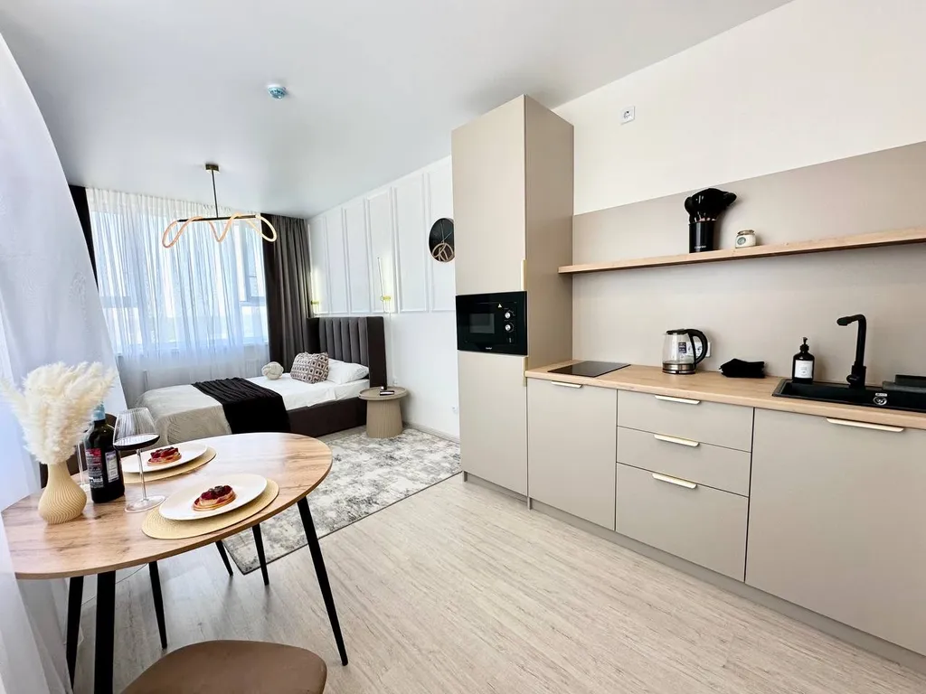 Модная студия с видом на город