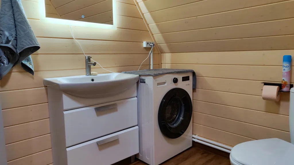 Коттедж Коттедж Амфрейм 6 местный у озера с баней, чаном и детской площадкой с батутом — Ланино