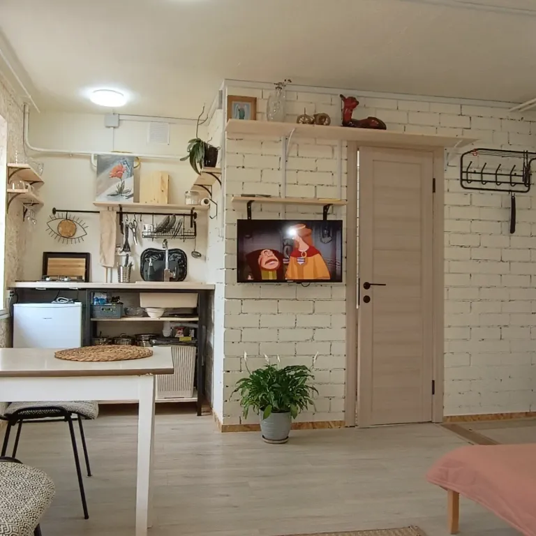 Душевное жилье над пиццерией, небольшая, но очень уютная студия