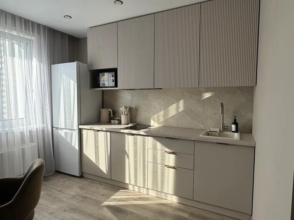 Новая квартира с дизайнерским ремонтом на берегу реки в жк белые росы